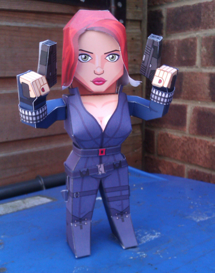 Paper model imprimible y armable de Black Widow personaje de comics. Manualidades a Raudales.