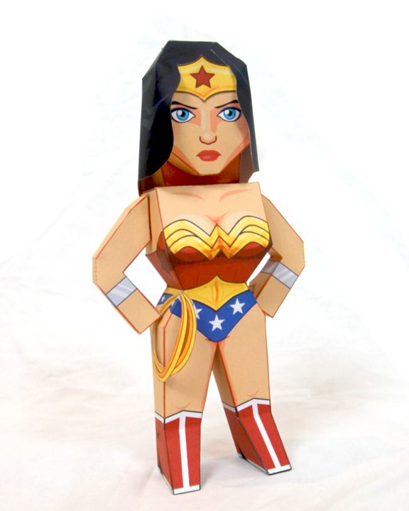 Papercraft imprimible de Wonder Woman. Manualidades a Raudales.